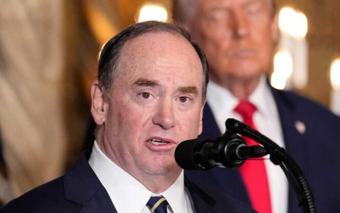 
					Mantan Sekretaris Angkatan Laut John Phelan. (foto: Alex Brandon/AP)