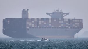 Sebuah kapal kargo di Selat Hormuz, Bandar Abbas, Iran. Sabtu, 2 Mei 2026. (foto: Amirhosein Khorgooi/ISNA via AP)
