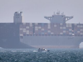 Sebuah kapal kargo di Selat Hormuz, Bandar Abbas, Iran. Sabtu, 2 Mei 2026. (foto: Amirhosein Khorgooi/ISNA via AP)