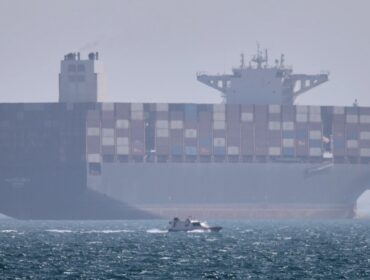 Sebuah kapal kargo di Selat Hormuz, Bandar Abbas, Iran. Sabtu, 2 Mei 2026. (foto: Amirhosein Khorgooi/ISNA via AP)