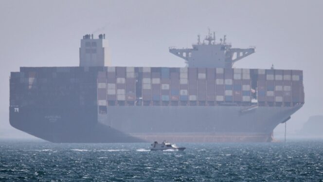 
					Sebuah kapal kargo di Selat Hormuz, Bandar Abbas, Iran. Sabtu, 2 Mei 2026. (foto: Amirhosein Khorgooi/ISNA via AP)