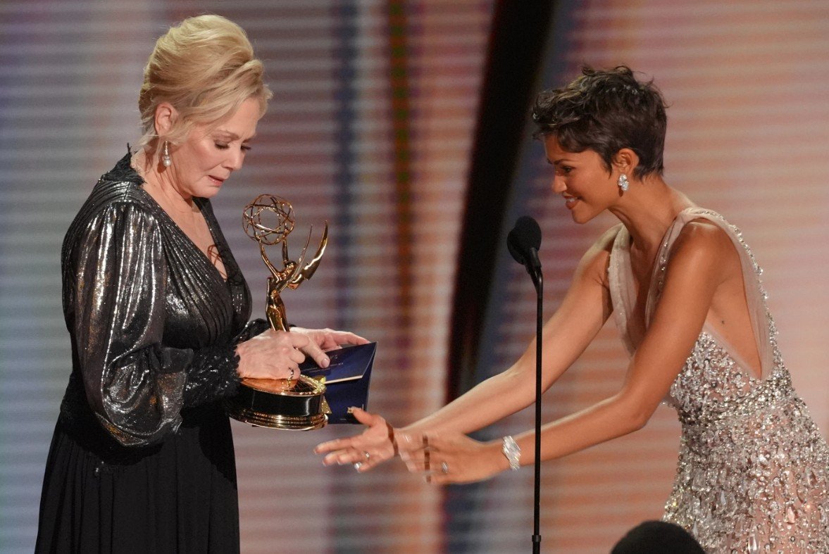 Zendaya menyerahkan penghargaan kepada Jean Smart pada acara Emmy Awards ke-78 tahun 2026, Los Angeles. 14 September 2026. (AP Photo/Chris Pizello)