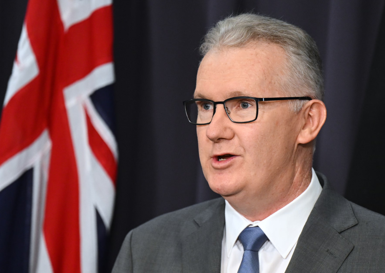 Menteri Dalam Negeri Australia, Tony Burke. (AP/Lukas Koch)