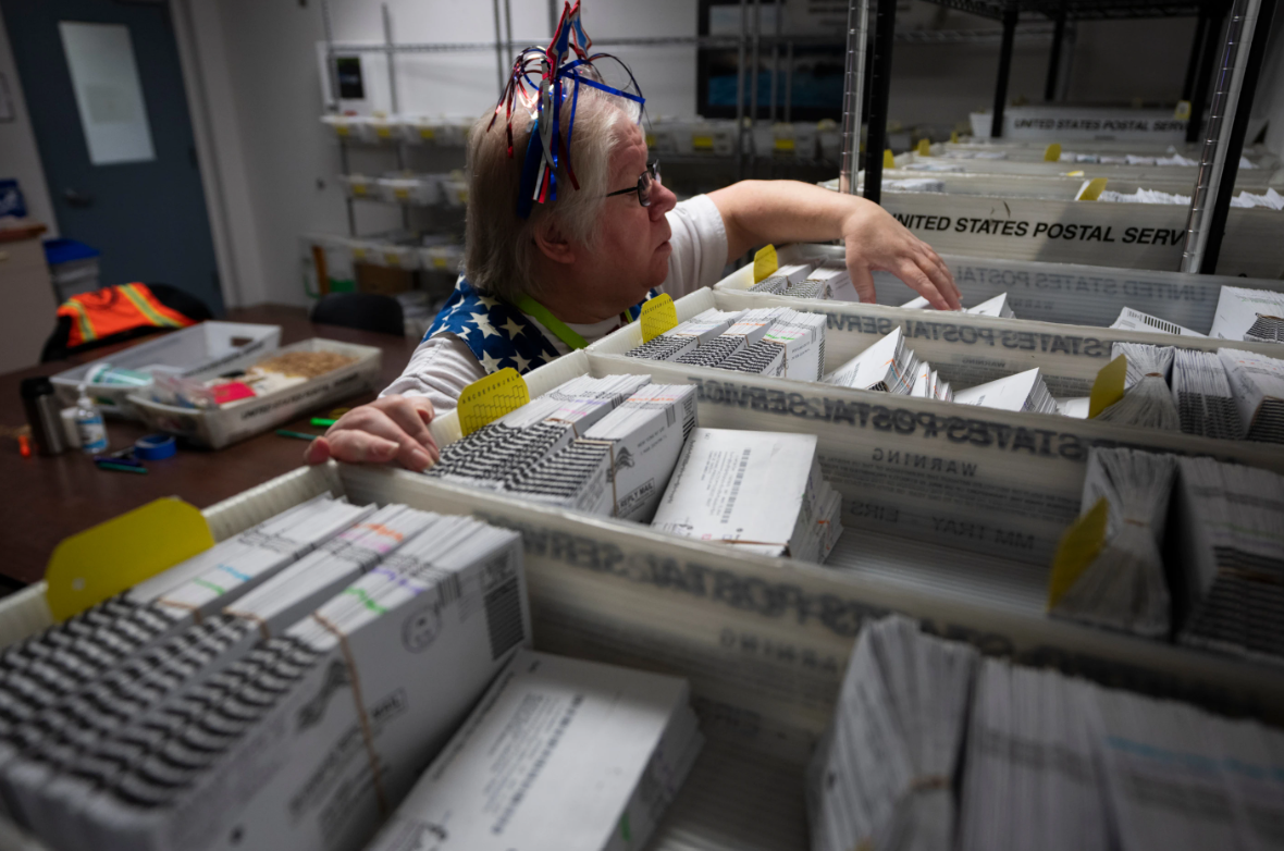 Petugas pemilihan presiden, Wendy Wimer sedang memeriksa surat suara lewat pos di Vancouver, Washington. Selasa, 12 Maret 2024. (AP Photo/Jenny Kane)
