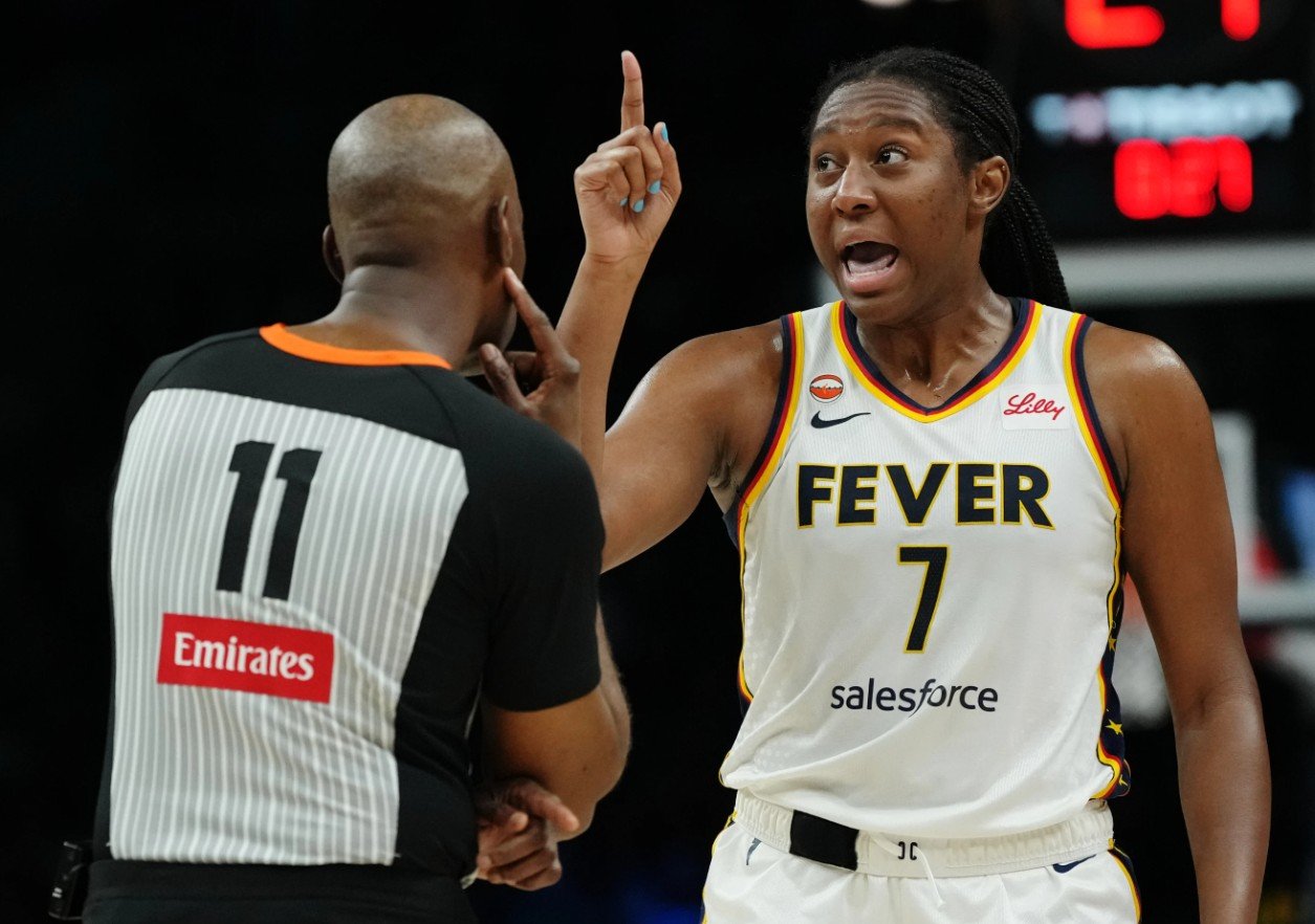 Pemain center-forward Indiana Fever, Aliyah Boston (7) berdebat dengan wasit saat babak pertama melawan Minnesota Lynx di Minneapolis. Kamis, 24 September 2026. (AP Photo/Ellen Schmidt) 