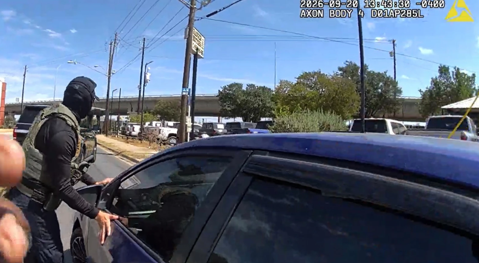 Gambar yang diambil dari rekaman kamera tubuh Immigration and Customs Enforcement (ICE) ini memperlihatkan seorang petugas ICE sedang menghentikan Wilber Rafael Garces Perez pada hari Minggu, 20 September 2026, di Austin, Texas. (Foto: ICE)