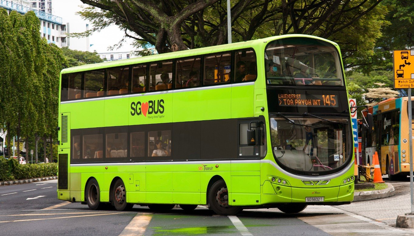Awas! Di Singapura, Nonton Video Tanpa Headset Dalam Bus Bisa Kena Denda