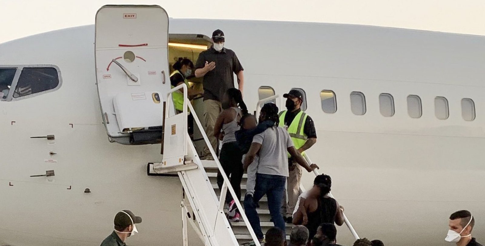 Tampak beberapa imigran gelap yang di deportasi sedang menaiki pesawat menuju Libya. (Foto: DHS)