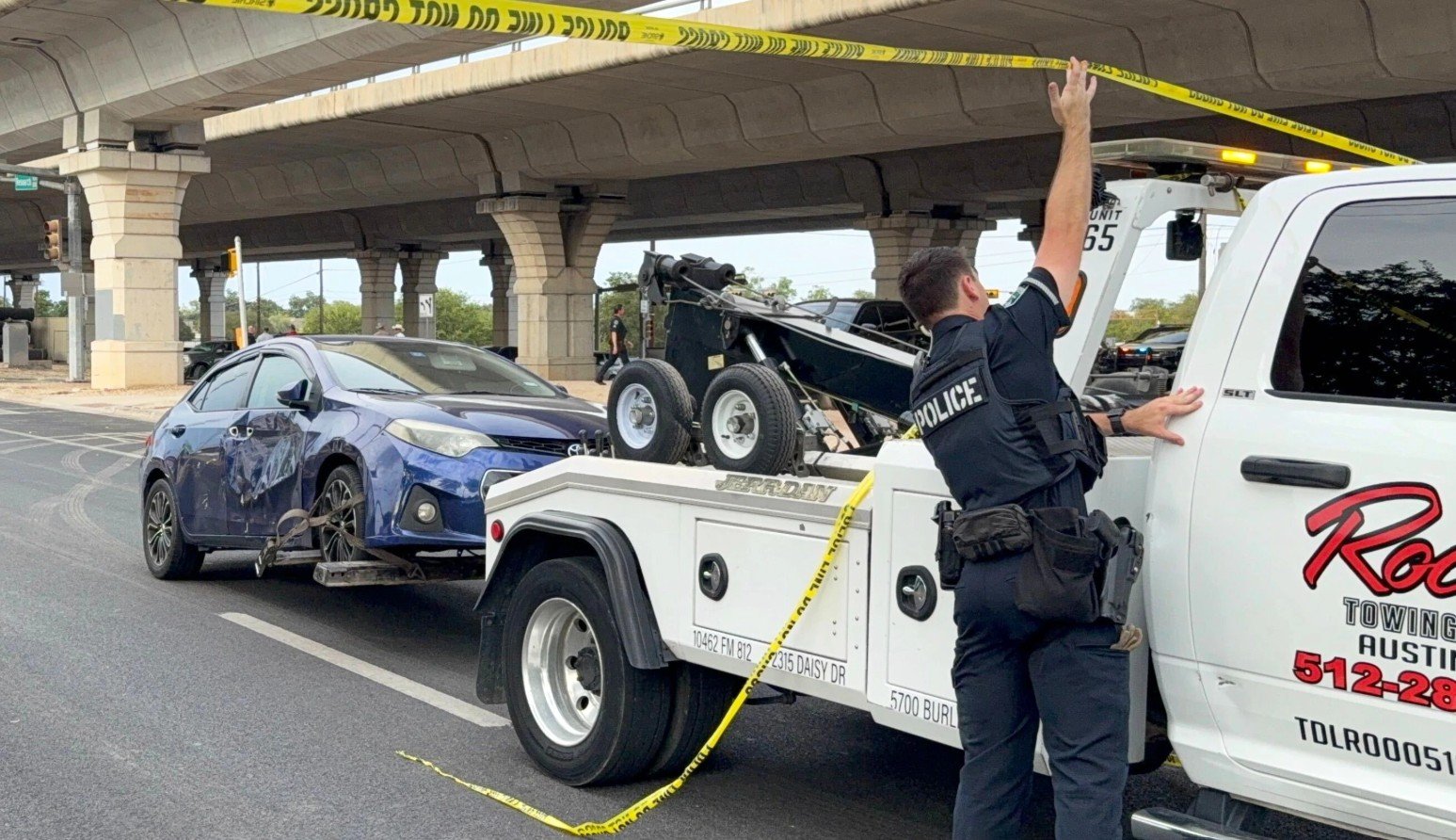 Sebuah mobil yang diduga dikendarai korban yang ditembak oleh petugas Imigrasi AS (ICE) sedang diderek dan dipindahkan di Austin, Texas. Minggu, 20 September 2026. (AP Photo/Jesse Bedayn)