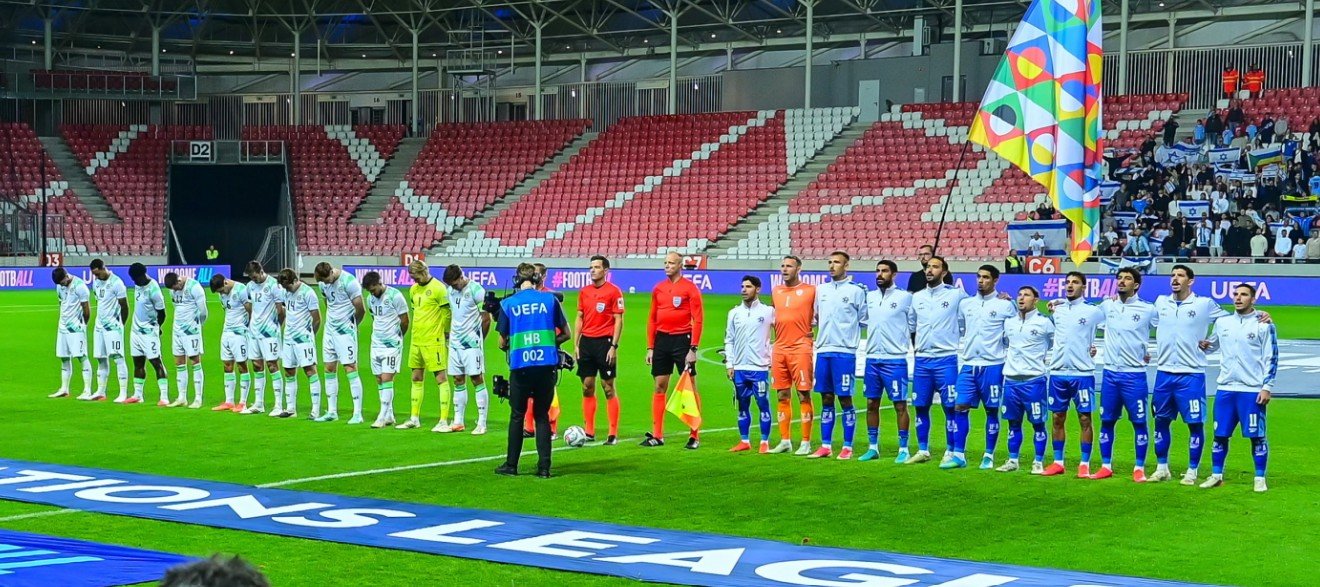 Pemain Irlandia mengenakan pita hitam di lengan dan menolak berjabat tangan dengan pemain israel saat pertandingan UEFA Nations League di Debrecen, Hungaria. Minggu, 27 September 2026. (AP/Zsolt Czegledi)