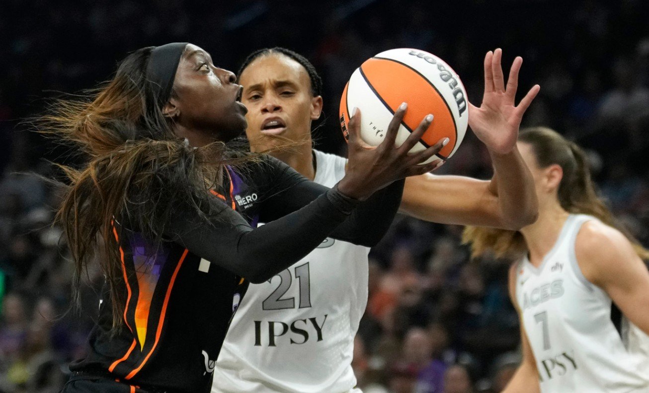 Pemain Phoenix Mercury, Kahleah Copper (kiri) dihadang oleh pemain Las Vegas Aces, Brianna Turner (tengah) pada pertandingan WNBA di Phoenix. Jumat, 24 September 2026. (AP Photo/Ross D. Franklin)
