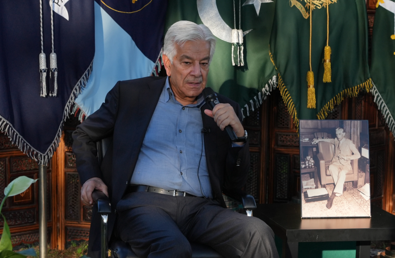 Menteri Pertahanan Pakistan Khawaja Muhammad Asif saat berbicara dengan media di Kedutaan Besar Pakistan di Roma, Italia. Selasa, 29 September 2026. (AP Photo/Andrea Rosa)