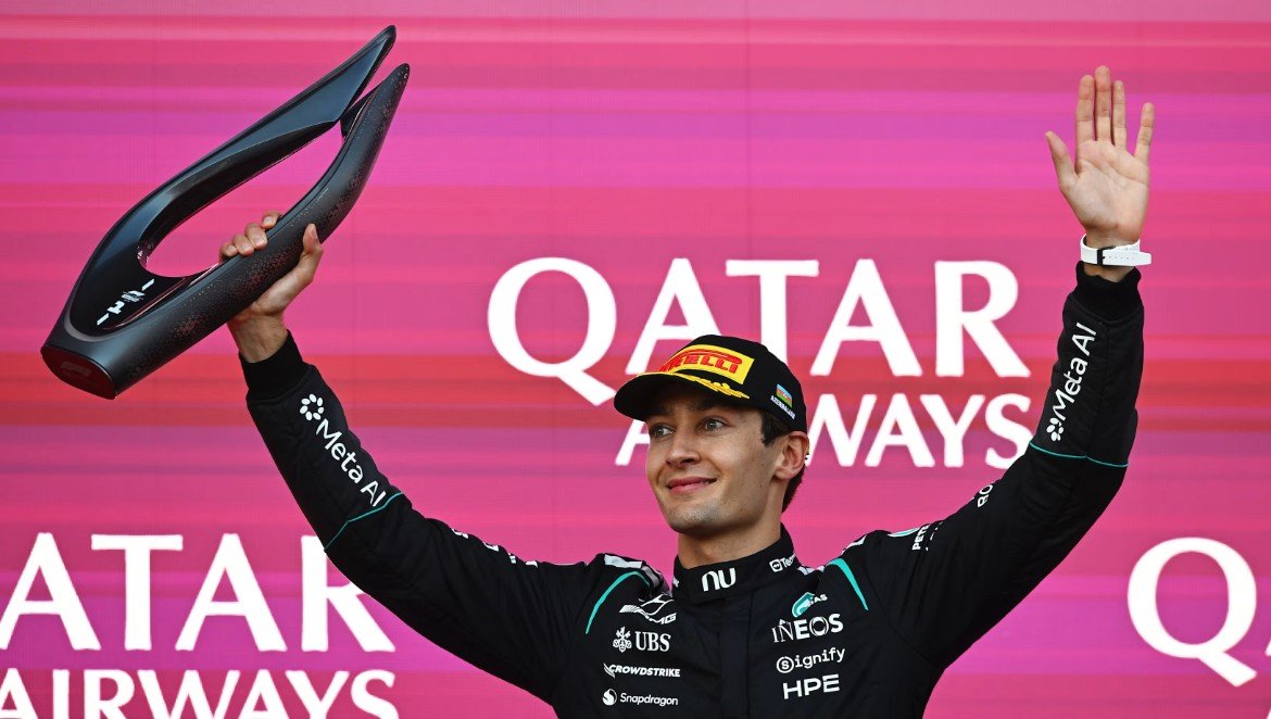 Pembalap Mercedes, George Russell mengangkat trofi kemenangan F1 GP Azerbaijan. Sabtu, 26 September 2026. (Foto: Formula1.com)