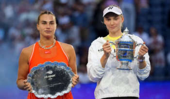 Elena Rybakina mengangkat trofi US Open 2026 setelah mengalahkan Aryna Sabalenka