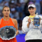 Elena Rybakina mengangkat trofi US Open 2026 setelah mengalahkan Aryna Sabalenka