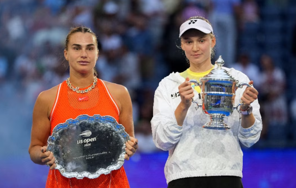 Petenis Kazakhstan Elena Rybakina dan petenis Belarus Aryna Sabalenka berpose memegang trofi di atas podium seusai pertandingan babak final US Open, Flushing Meadows, New York. Minggu, 13 September 2026. (IMAGN IMAGES/Robert Deutsch)