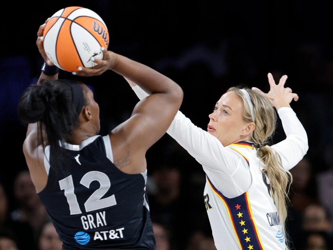 Sophie Cunningham mencoba menghambat laju Chelsea Gray pada pertandingan Game 1 Playoff WNBA di Las Vegas. Minggu, 27 September 2026). (AP Photo/Steve Marcus)