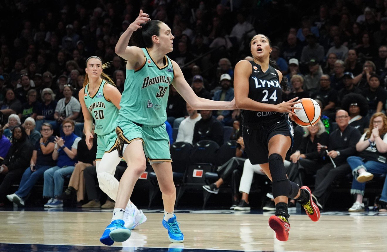 Forward New York Liberty, Breanna Stewart mencoba menghadang laju serangan forward Minnesota Lynx, Napheesa Collier pada Game 1 Playoff WNBA di Minneapolis. 27 September 2026. (AP Photo/Ellen Schmidt)