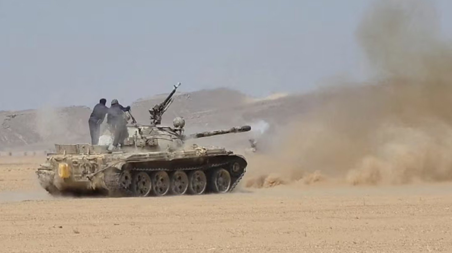 Pasukan Pemerintah Yaman yang didukung Arab Saudi menembakkan tank ke arah Kelompok Houthi Yaman di dekat Al-Hazm, Yaman. Rabu, 9 September 2026. (Pusat Media Angkatan Bersenjata Yaman/Reuters)