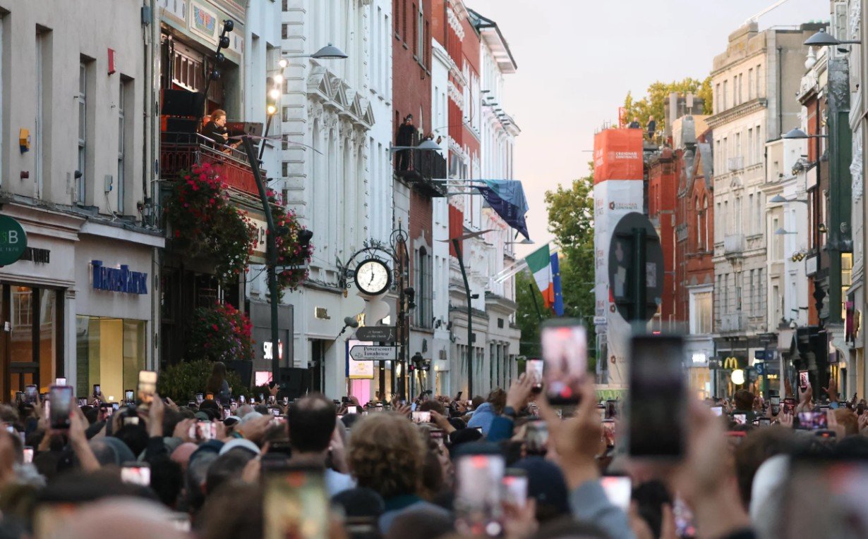 U2 tampil di sebuah balkon di Dublin, Irlandia. Jumat, 25 September 2026. (AP Photo/Peter Morrison)