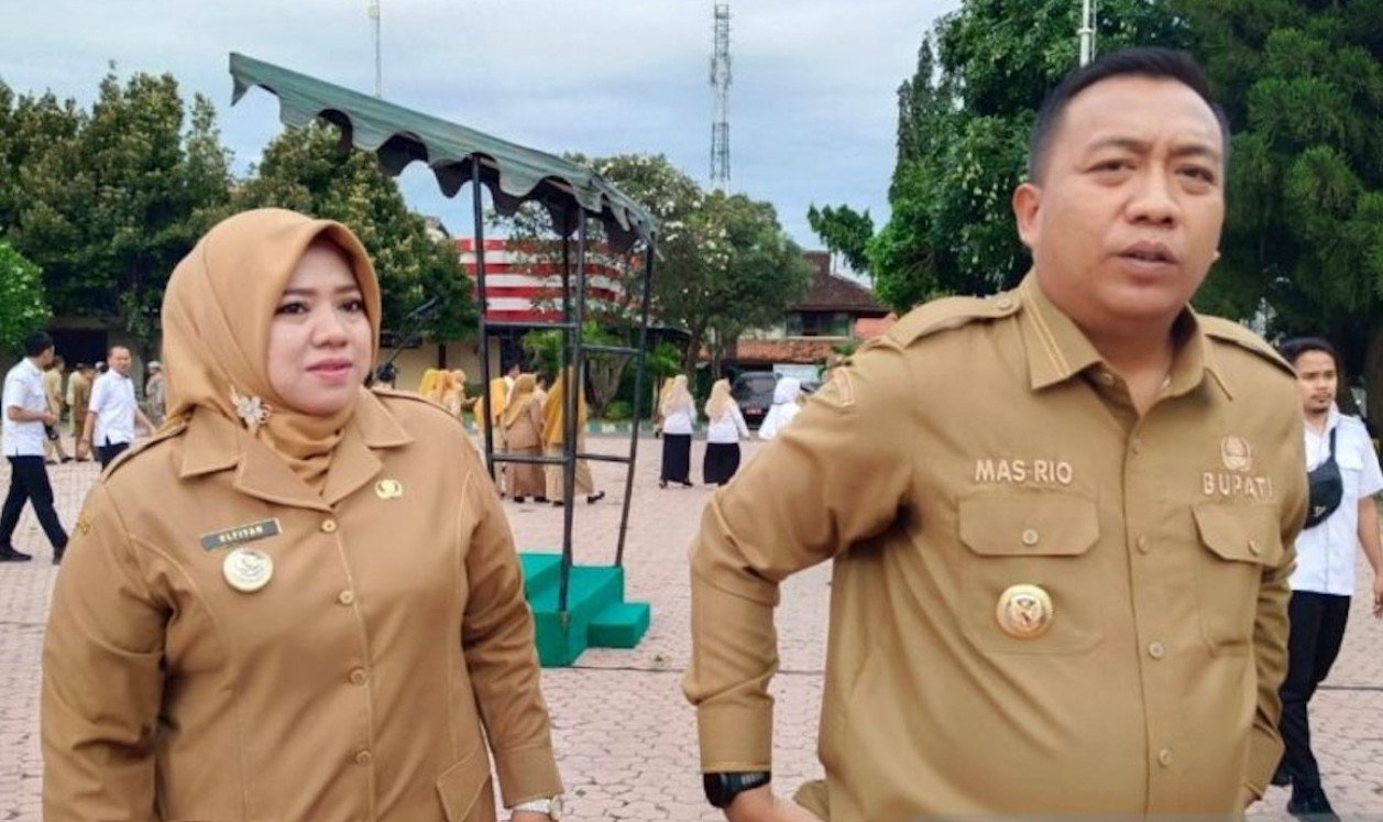 Bupati Situbondo, Yusuf Rio Wahyu Prayogo beserta Wakil Bupati, Ulfiyah. (ANTARA)
