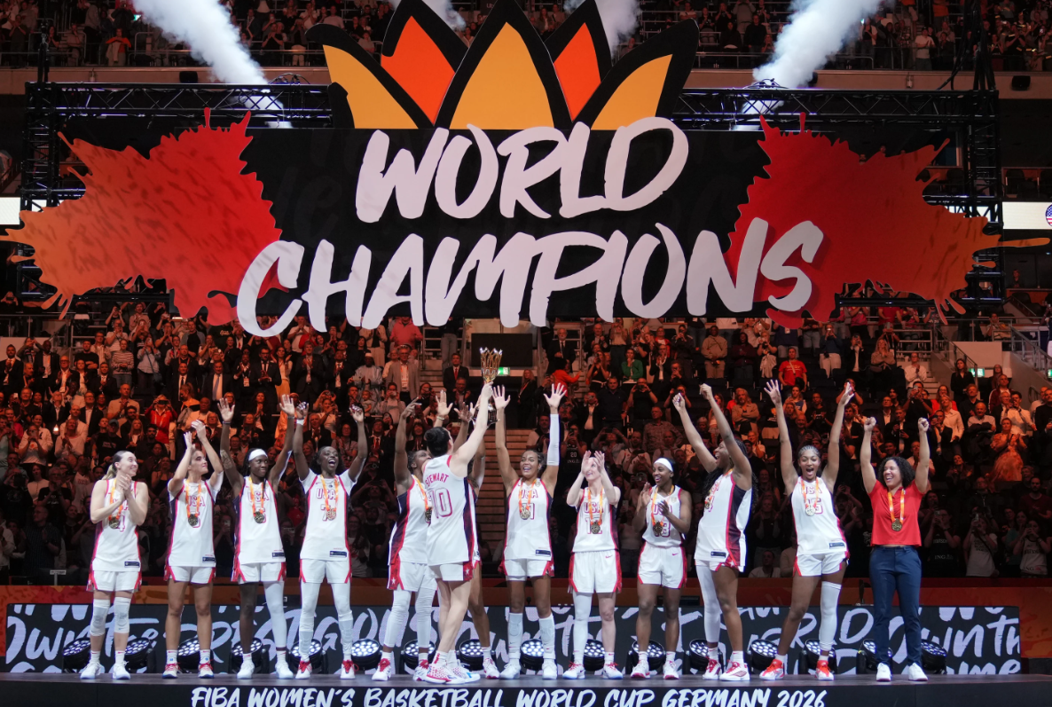 Tim Basket Putri Amerika Serikat merayakan kemenangan pada final Piala Dunia Basket Putri 2026 di Berlin. Senin, 14 September 2026. (AP Photo/Ebrahim Noroozi)