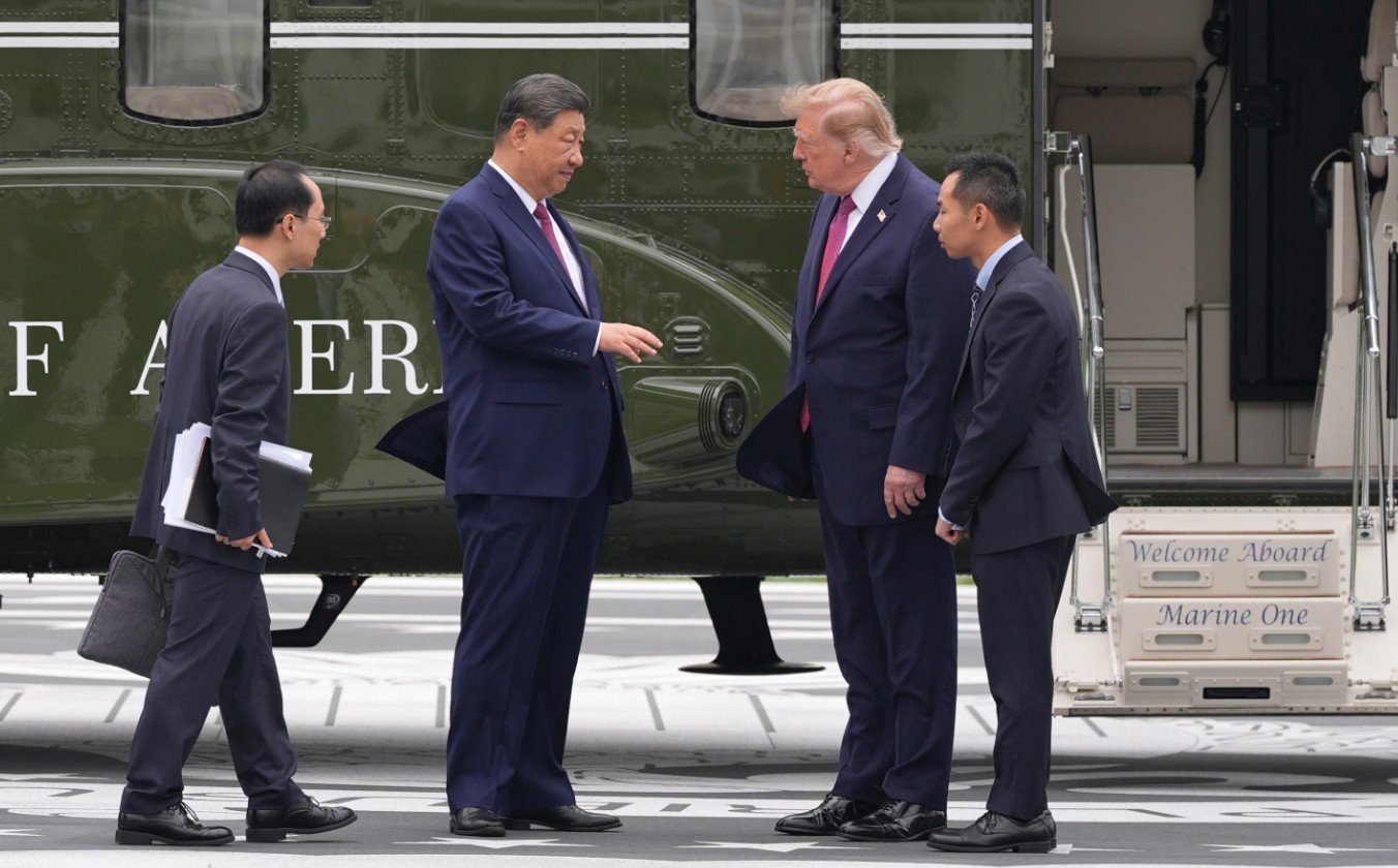 Presiden China, Xi Jinping berbicara dengan Presiden AS, Donald Trump saat melakukan tur di Lahan Selatan Gedung Putih, Washington. Kamis, 24 September 2026. (AP Photo/Alex Brandon)