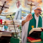 Pastor Patricio Sánchez di Ekuador tewas setelah tertimpa salib besar