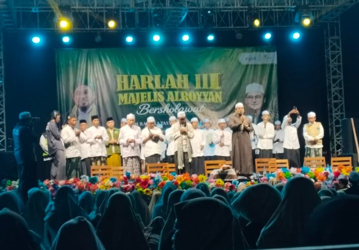 Gema Sholawat saat Milad Majelis Al-Royyan ke-3 di Lapangan Desa Gladag