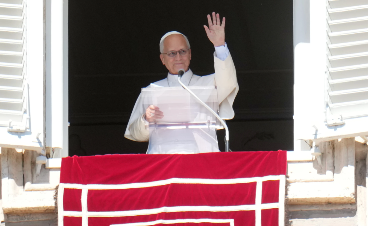Paus Leo XIV memimpin doa di Lapangan Santo Petrus di Vatikan. Minggu, 11 Oktober 2026. (AP Photo/Gregorio Borgia)