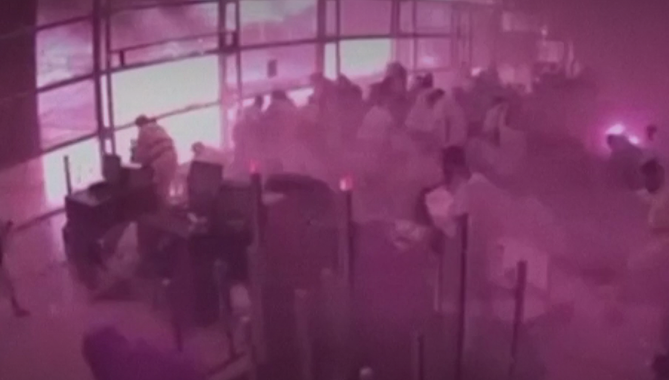 Tangkapan layar video saat bandara di Riyadh mendapatkan serangan pada Sabtu, 10 Oktober 2026. (Foto: tangkapan layar BBC)