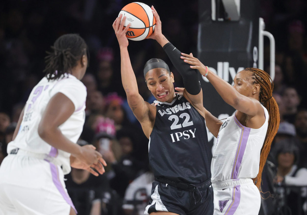 Center Las Vegas Aces, A'ja Wilson (22) mengamankan rebound dari forward Golden State Valkyries, Kayla Thornton (kanan), pada babak pertama Game 3 semifinal bola basket WNBA di Las Vegas.Sabtu, 10 Oktober 2026. (AP Photo/Ian Maule)