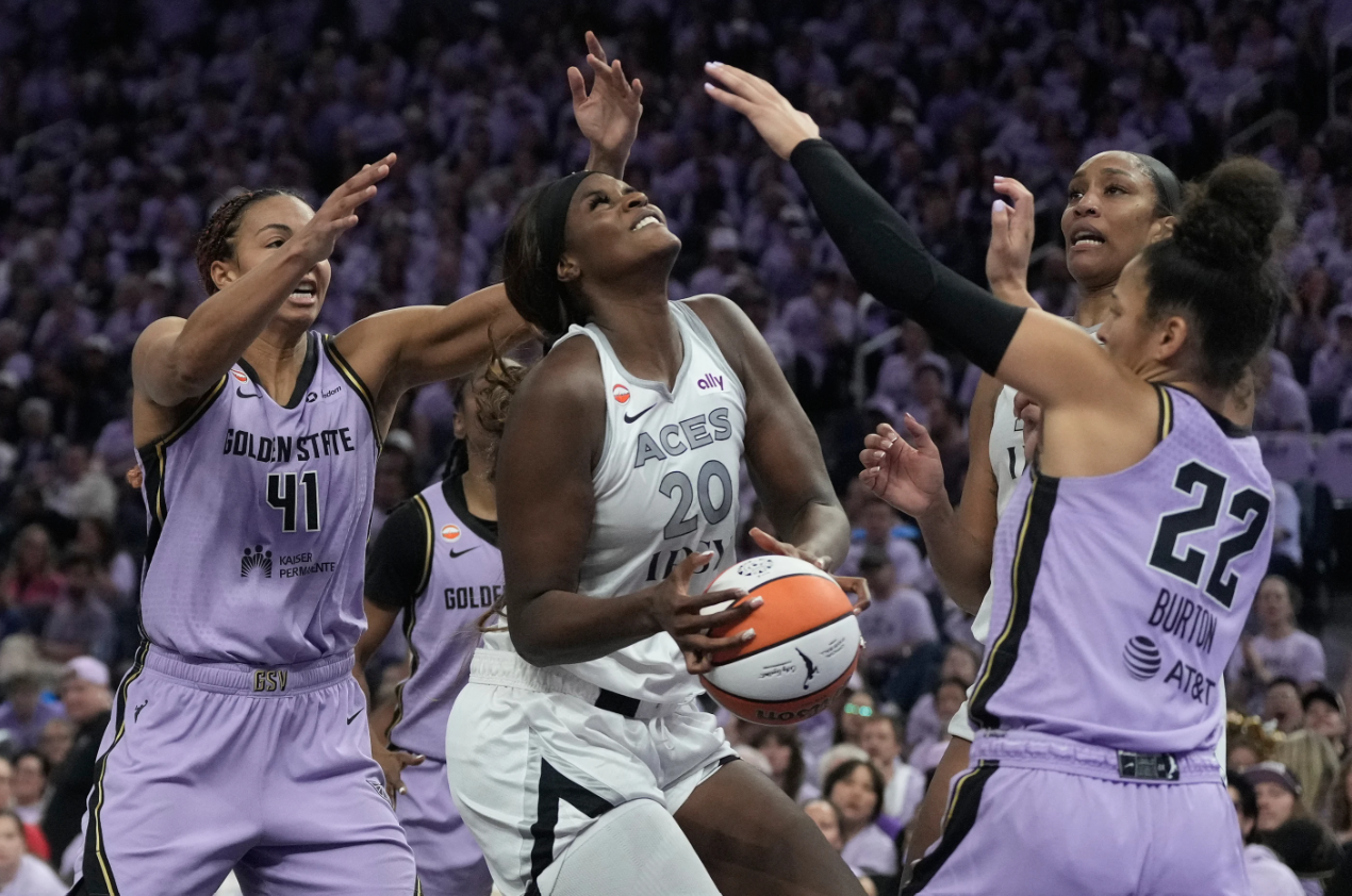 Guard New York, Pauline Astier (18), mencoba melewati kawalan forward Atlanta, Naz Hillmon (00), pada babak pertama game 2 semifinal WNBA di Atlanta. Kamis, 8 Oktober 2026. (AP Photo/Daniel Varnado)