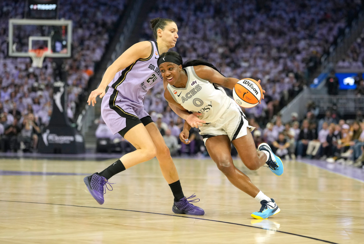 Guard Las Vegas Aces, Jackie Young mencoba melewati forward Golden State Valkyries, Cecilia Zandalasini pada pertandingan Game 1 semifinal WNBA di San Francisco. Senin, 5 Oktober 2026. (AP Photo/Tony Avelar)