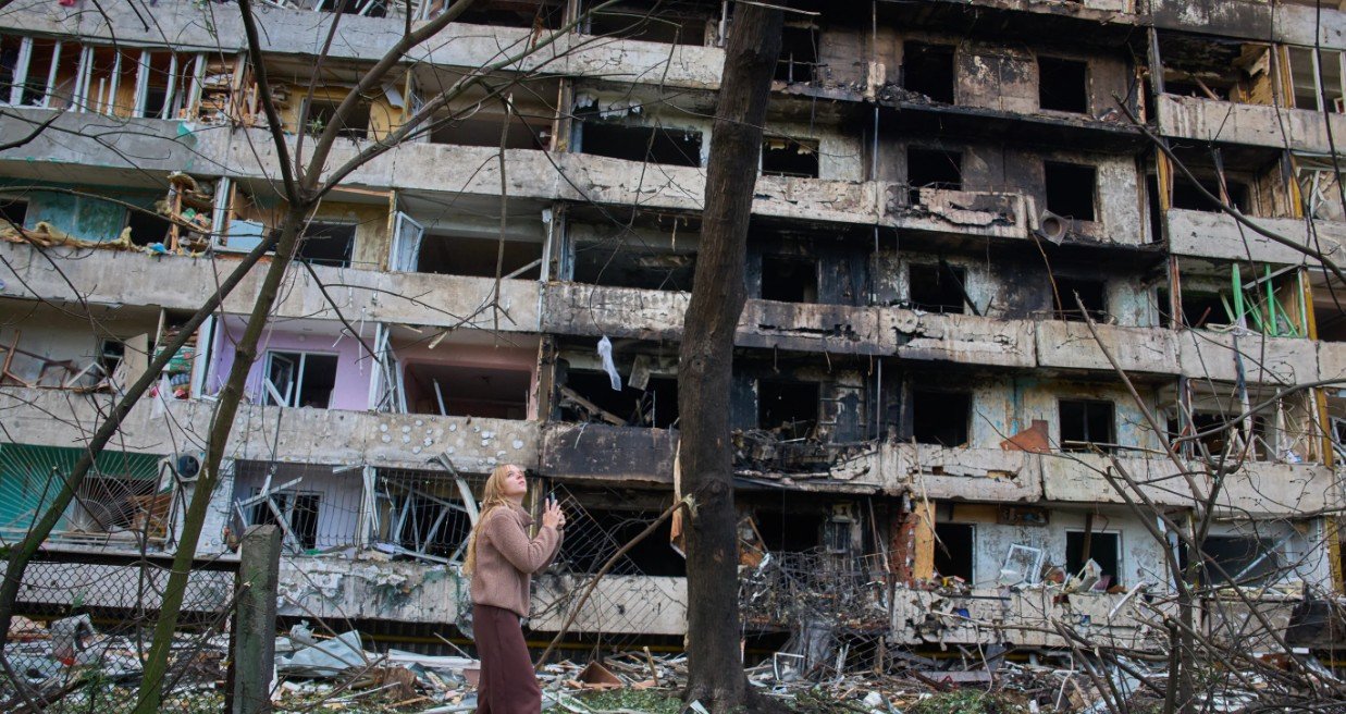 Sebuah bangunan apartemen yang rusak pascaserangan rudal malam hari oleh Rusia di Kyiv, Ukraina. Rabu, 14 Oktober 2026. (AP Photo/Efrem Lukatsky)