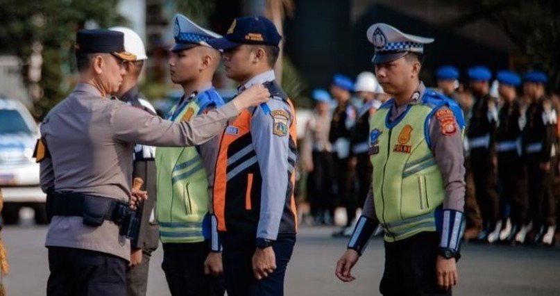 Kapolda Metro Jaya Komjen Pol Dadang Hartanto, memimpin apel gelar pasukan Operasi Patuh 2026. Senin, 26 oktober 2026. (Foto: Hanifah Salsabila)