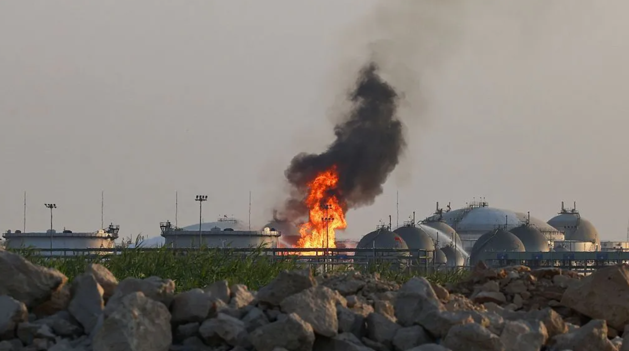 Api berkobar di kilang minyak perusahaan minyak Arab Saudi, Saudi Aramco pada 3 oktober 2026. (Foto: AFP)