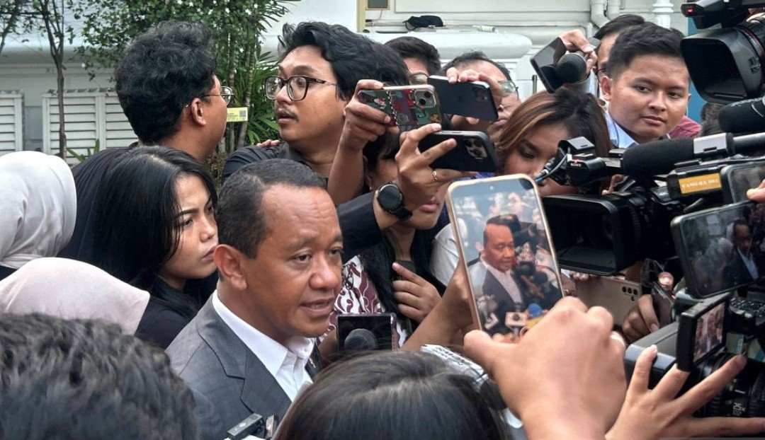 Menteri Koordinator Bidang Hilirisasi dan Transisi Energi Bahlil Lahadalia menjawab pertanyaan wartawan usai rapat terbatas di Kompleks Istana Kepresidenan, Jakarta. Rabu 14 Oktober 2026. (Foto: Antara)