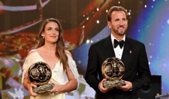 Harry Kane dan Alexia Putellas memegang trofi Ballon d’Or 2026 di London.