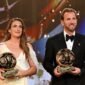 Harry Kane dan Alexia Putellas memegang trofi Ballon d’Or 2026 di London.