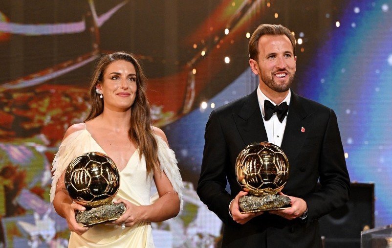 Harry Kane dan Alexia Putellas menerima trofi Ballon d’Or 2026 di London. Senin, 26 Oktober 2026. (Foto: goalglobal.com)