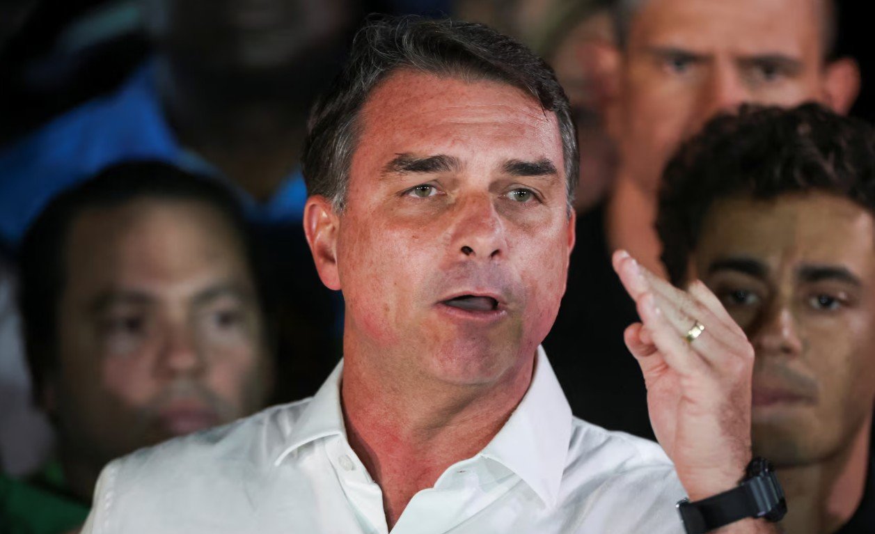 Flávio Bolsonaro dikabarkan meninggalkan Brasil setelah kalah dalam pemilihan presiden dan akan memperoleh visa Amerika Serikat. (Foto: Reuters)