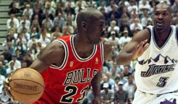 Jersey merah Michael Jordan yang dikenakan pada Final NBA 1998 bersama Chicago Bulls dan terjual seharga 14 juta dollar AS