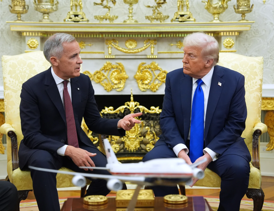 Perdana Menteri Kanada, Mark Carney saat bertemu dengan Presiden Amerika Serikat, Donald Trump di Gedung Putih, Washington. 7 Oktober 2025. (AP Photo/Evan Fucci)
