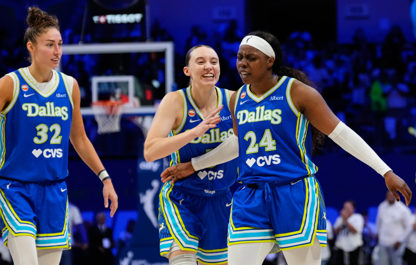 Jessica Shepard (32), Paige Bueckers (5), Arike Ogunbowale (24) dalam pertandingan Game 2 Playoff WNBA 2026 di Arlington, Texas. Rabu, 30 September 2026. (AP Photo/Tony Gutierrez)