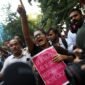 Ribuan demonstran mengibarkan bendera India saat demo di New Delhi menuntut ketua komisi pemilu (KPU) mundur