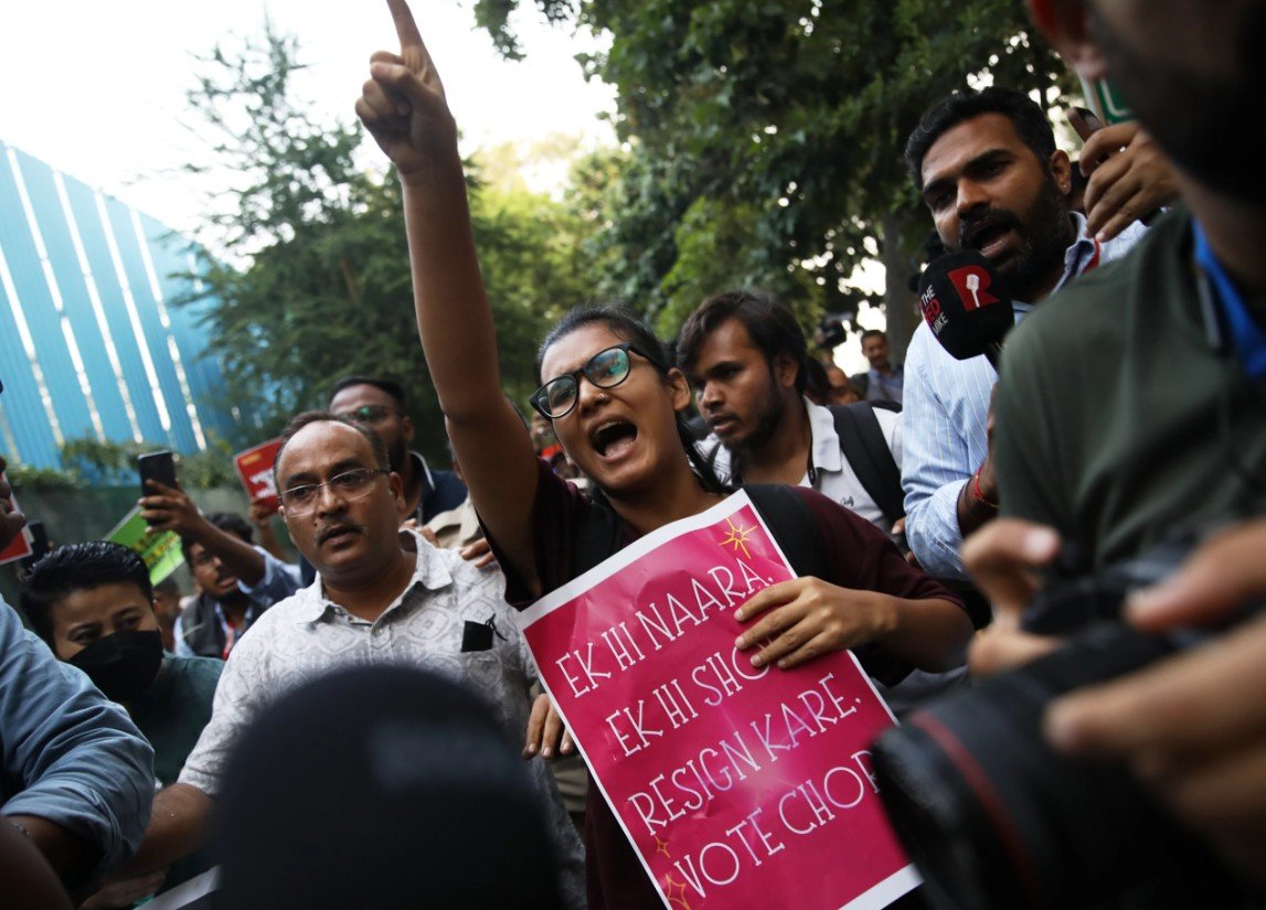 Aktivis mahasiswa Neha Bora (tengah) dalam demonstrasi anak muda yang menuntut pengunduran diri ketua komisi pemilihan umum negara tersebut, Gyanesh Kumar, di New Delhi, India. Jumat, 16 Oktober 2026. (AP Photo/Prabhat Mehrotra)