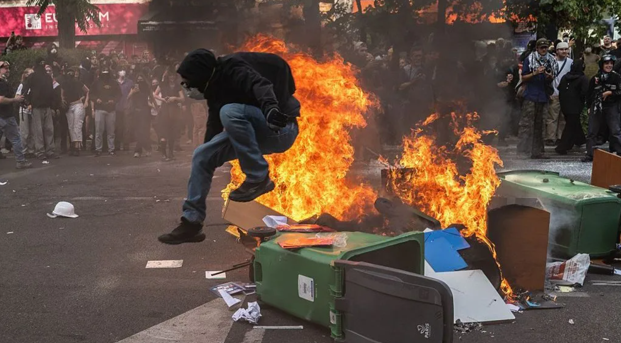 Para demonstran membakar kotak-kotak sampah dan meneriakkan “semua orang benci polisi” di kota Lille, Perancis. (Foto: BBC)
