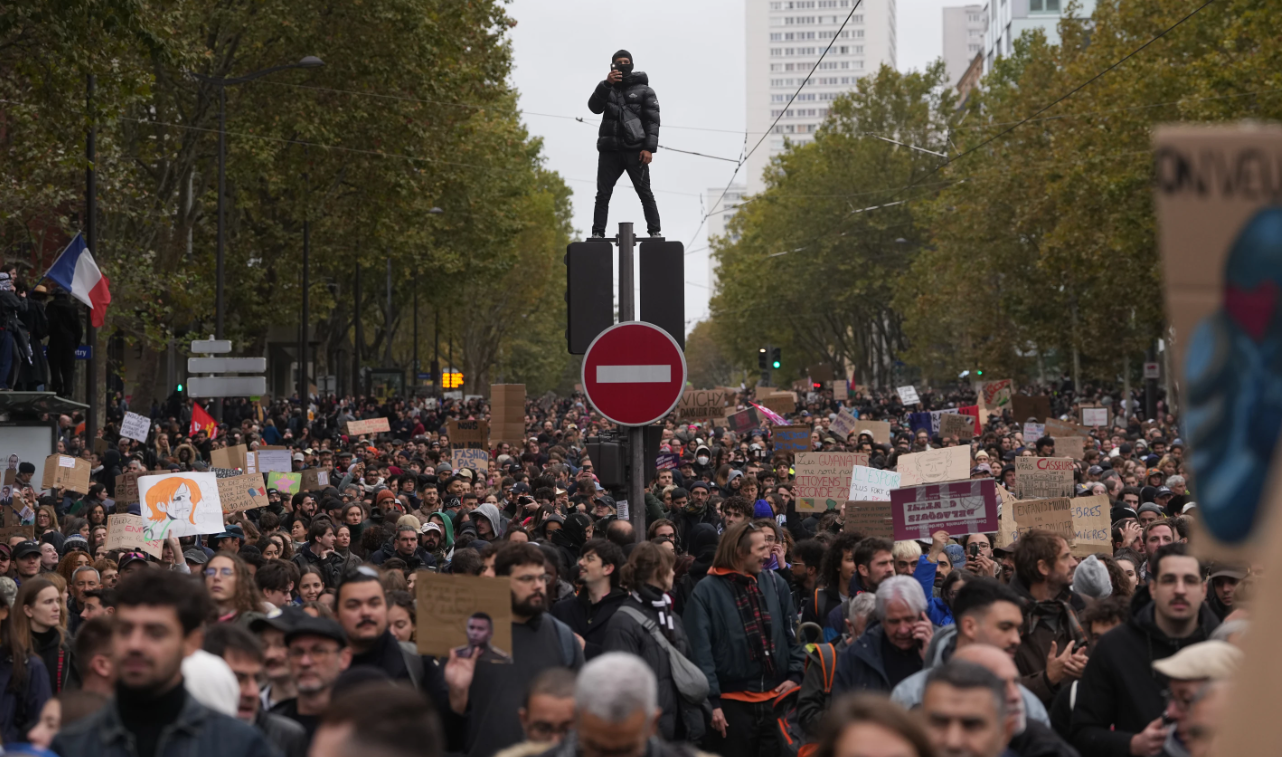 Pawai dalam demonstrasi menentang kenaikan biaya hidup di Paris, Perancis. Sabtu, 24 Oktober 2026. (AP Photo/Thibault Camus)