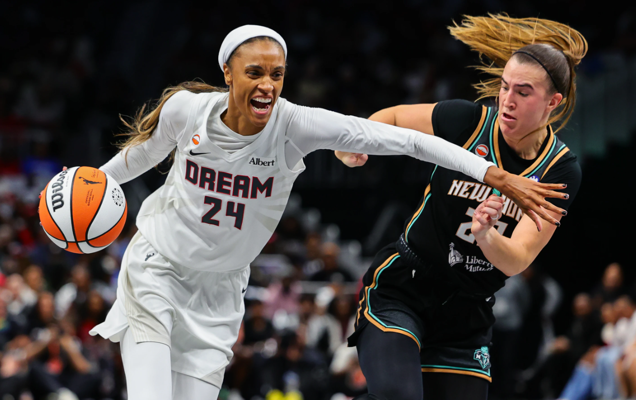 Forward Atlanta Dream, DeWanna Bonner mencoba melewati guard New York Liberty, Sabrina Ionescu pada pertandingan Game 1 semifinal WNBA di Atlanta. Senin, 5 Oktober 2026. (AP Photo/Colin Hubbard)